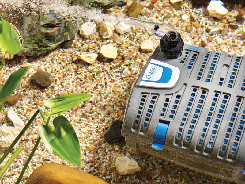 Unterwasserfilter Filtral mit passendem Beluefter-Set unter Wasser in Betrieb