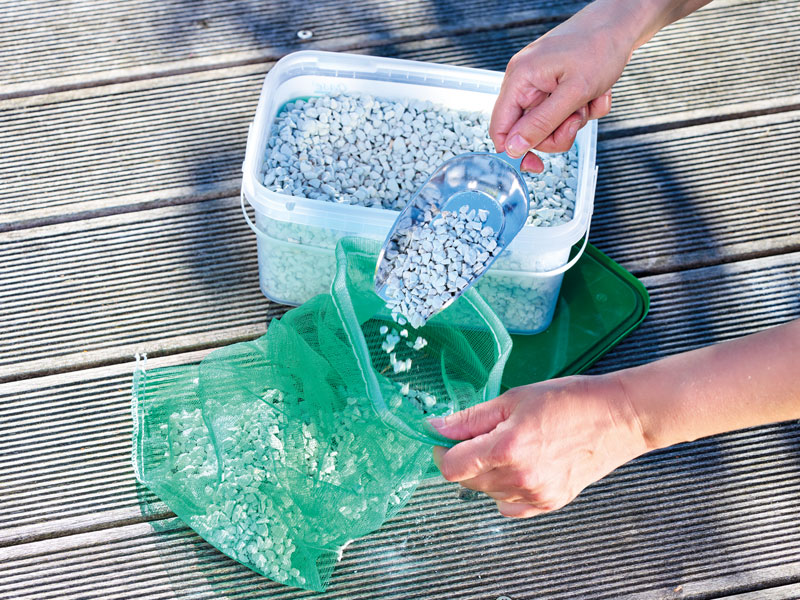 PondLith wird nach Bedarf in das mitgelieferte Netz abgefüllt