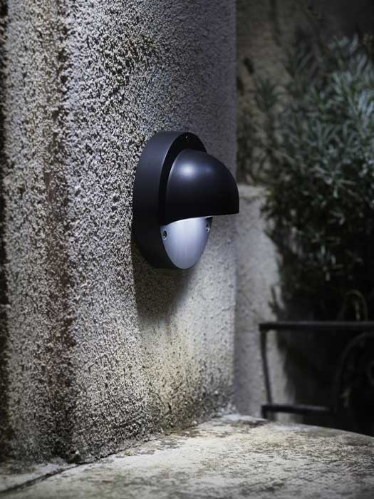 Leuchte Deimos an graue Hauswand montiert