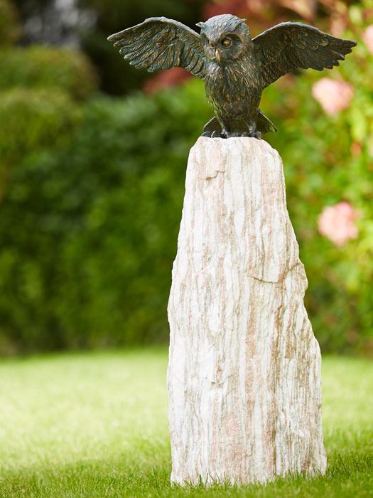 uhu-fluegel-offen-saeule Bronzefigur Uhu, Flügel offen auf Findling (ArtNr.88879.1)
