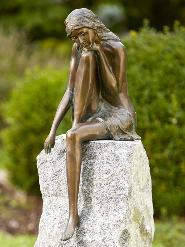 89009-emanuelle Bronzefigur Emanuelle hoch