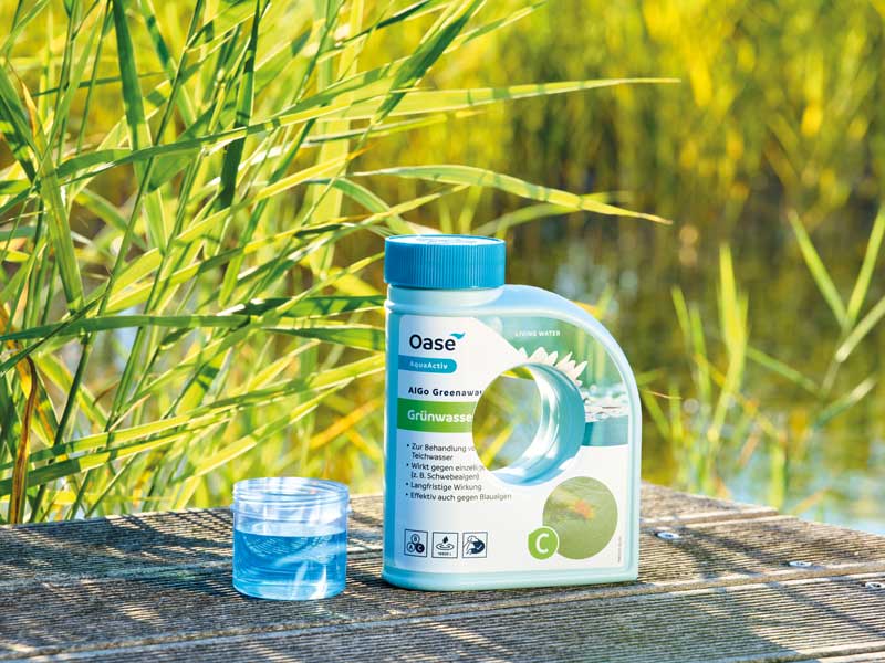 Der Grünwasserklärer von Oase mit praktischem Dosierbecher