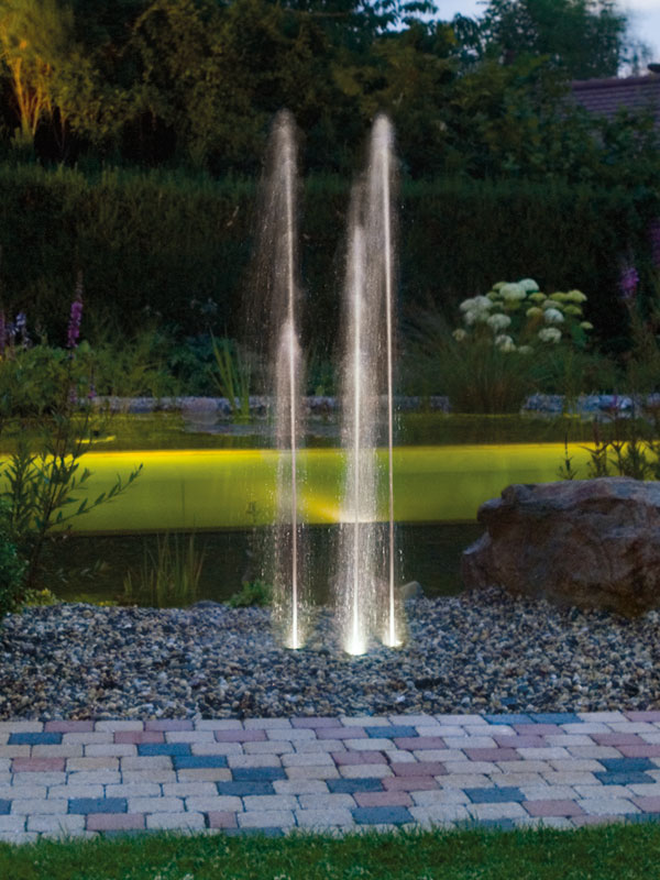 Beleuchtetes Water Trio in der Daemmerung