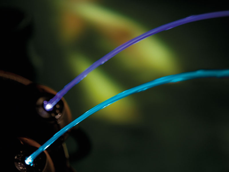 Strahl des Water Jet Lightning bei Nacht