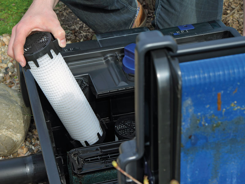 Filtersäule Phosless wird in einen Filter eingesetzt