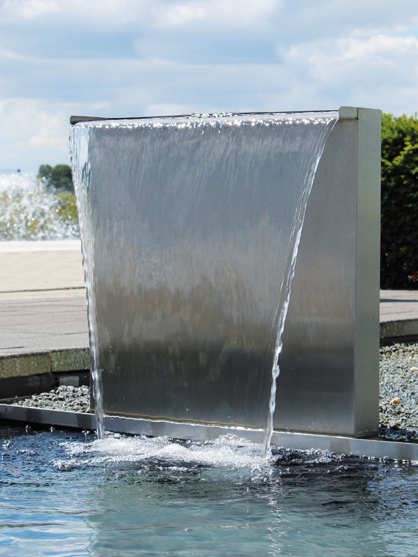 Waterfall Kit 60 in einen Teich integriert