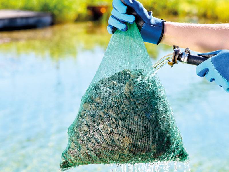 AquaHumin von OASE wird vor dem einsatz mit klarem Wasser abgespült