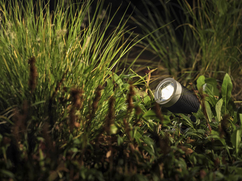 Spotleuchte Arcus bei Nacht im Garten