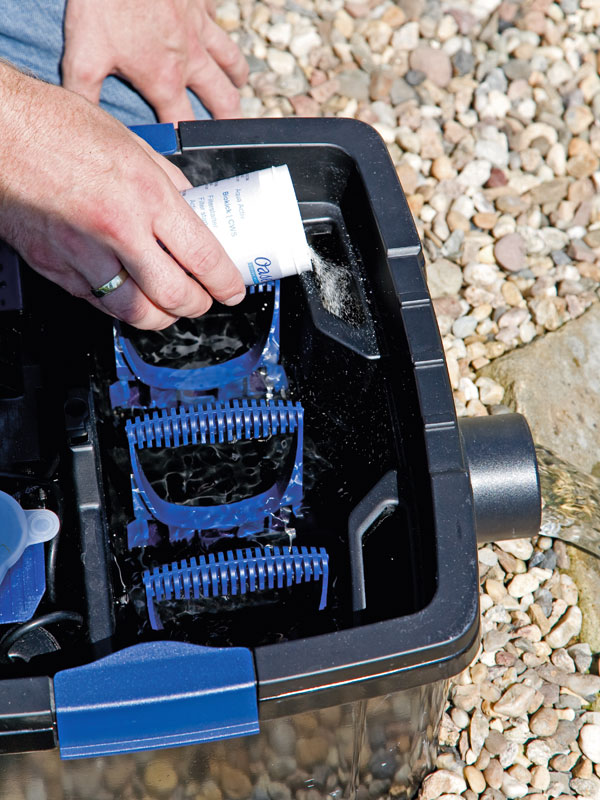 Filterstartet AquaActiv BioKick wird in einen Filtomatic-Filter gegeben