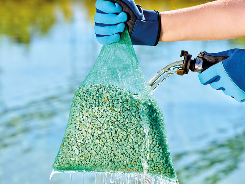 PondLith von OASE wird vor dem Einsatz mit klarem Wasser abgespült