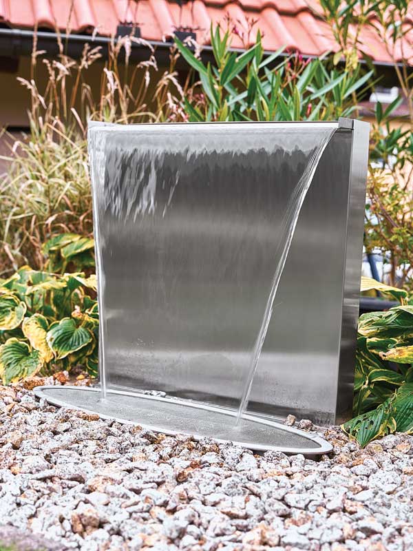 Waterfall Kit 60 in einem Garten