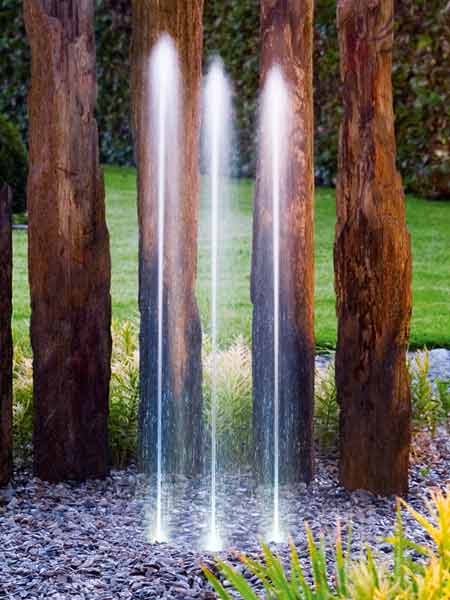 Water Trio mit Fontaenen im Garten