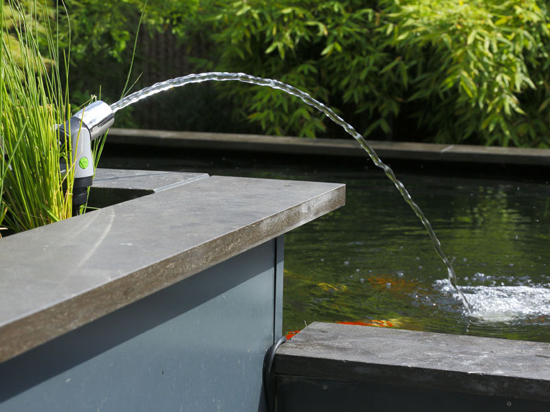 Fountain Jet Set spritzt in einen Gartenteich