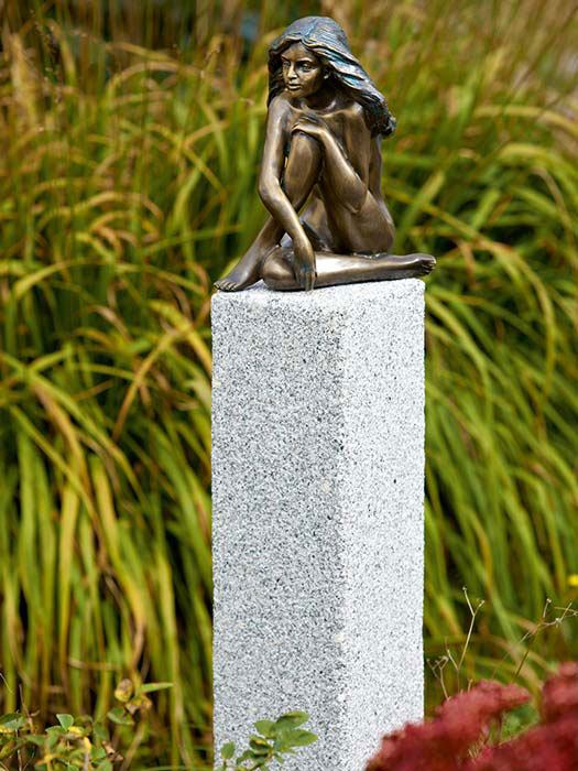 bronzefigur-demi Bronzefigur Demi auf Granitstele (Art.Nr. 88744)