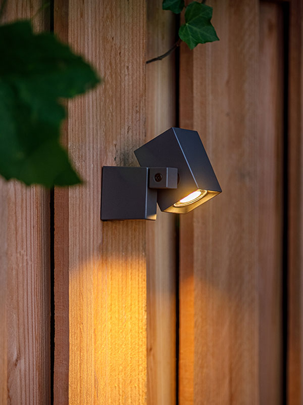 Wandleuchte Nano an Holzwand Wandleuchte Nano an einer Holzverkleidung verbaut