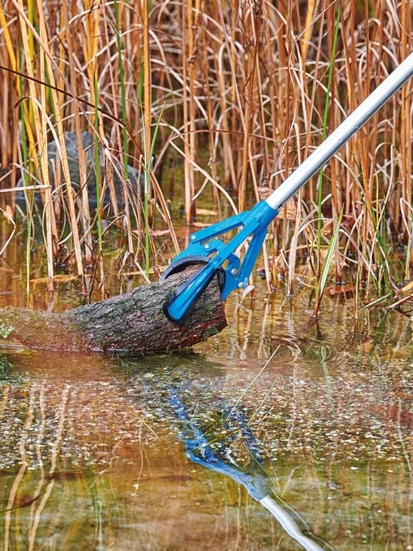 Ein Holzstueck wird mit dem EasyPick aus dem Teich geholt