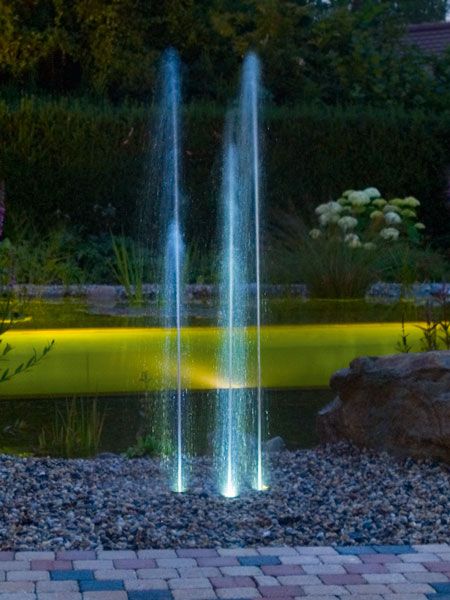 Beleuchtetes Water Trio bei Nacht