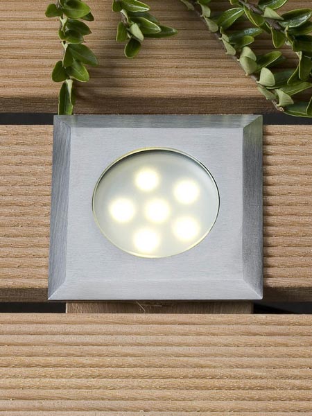 Einbauleuchte Leda eingebaut auf Holz-Terrasse