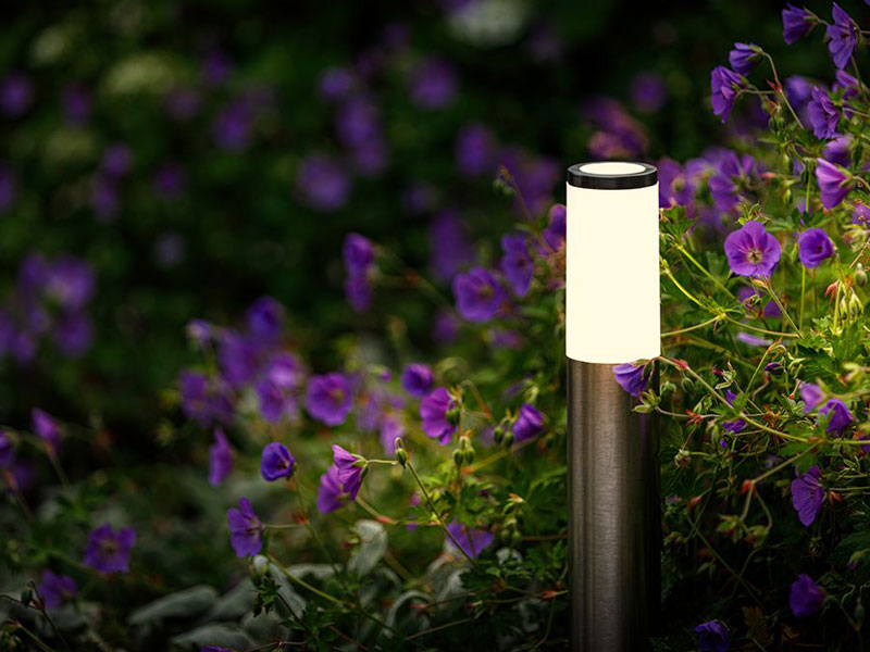 Lunia Gartenleuchte im Staudenbeet