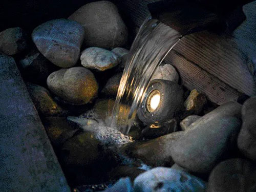 Spotstrahler Lapis hinter dem Wasserfall eines Bachlaufs