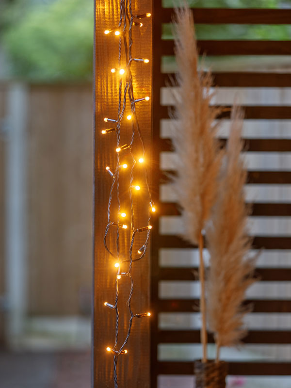 Lichterkette Linea All Season an einem Holzbalken aufgehaengt