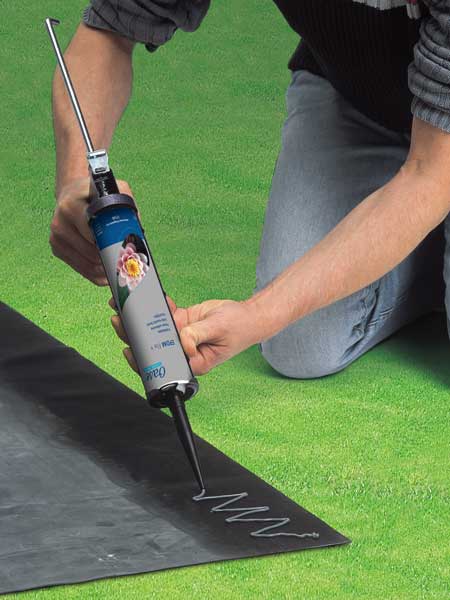 Kraftkleber Unifix wird mit einer Kartusche auf Folie aufgetragen