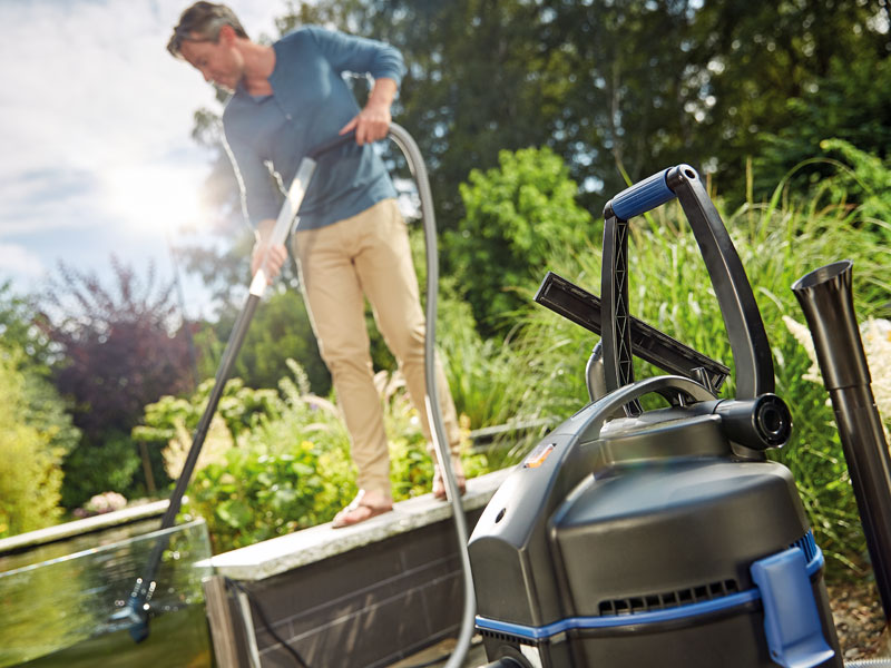 PondoVac 3 in Betrieb an einem Koiteich