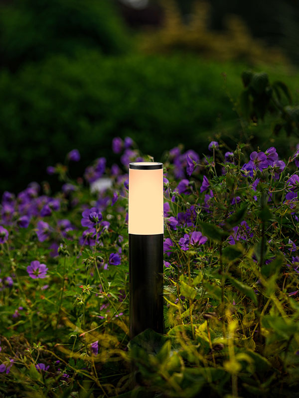 Standleuchte Lunia Black mit warmweissen Licht im Beet