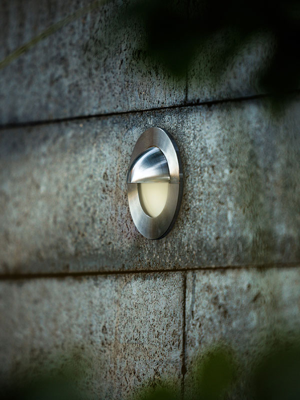 Wandleuchte Fidas in eine Steinmauer eingebaut