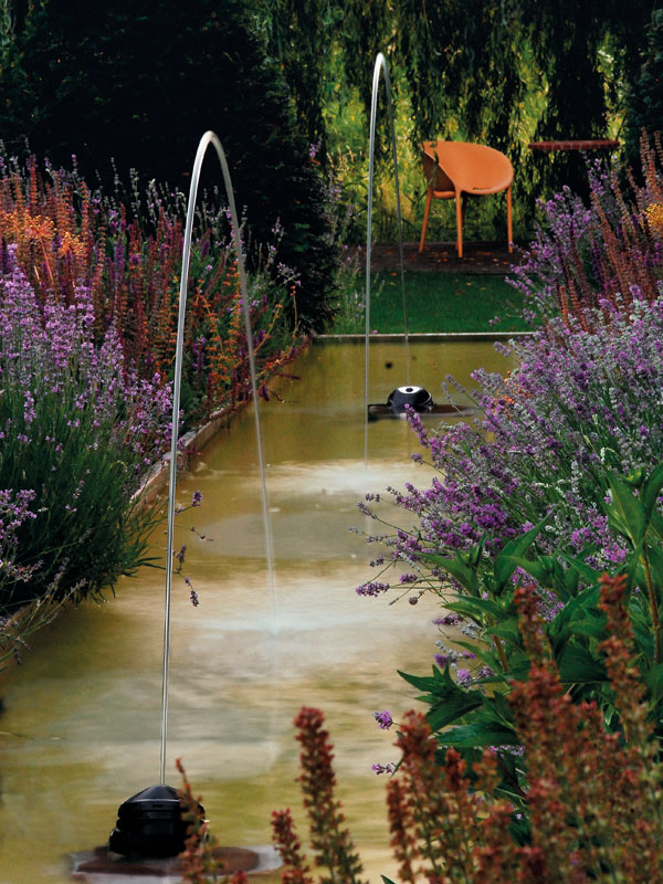 Wasserspiel Water Jet Lightning in einer Gartenanlage zwischen Lavendel