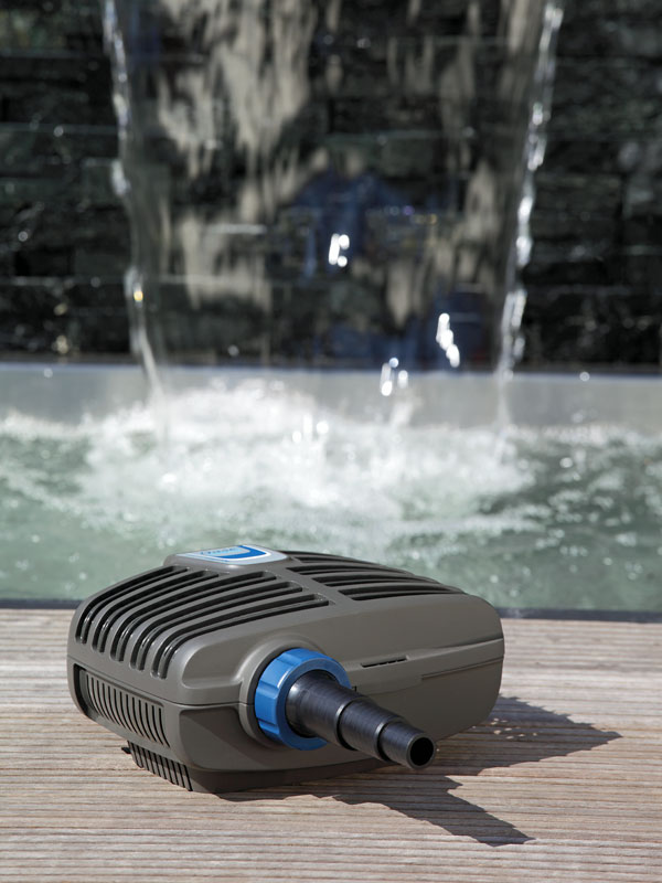 Teichpumpe AquaMax ECO Classic 5500 vor einem Wasserfall