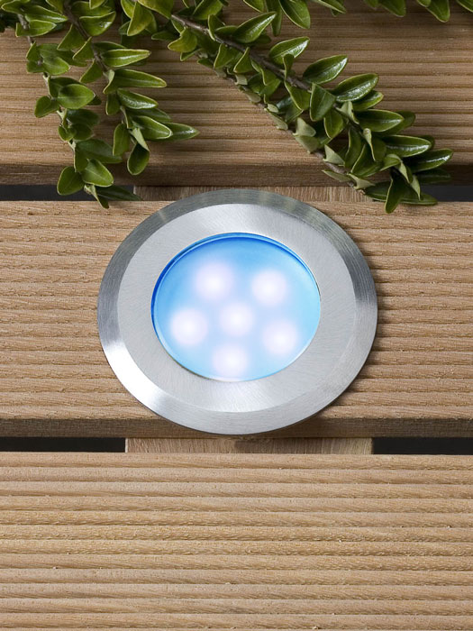 Einbauleuchte Sirius blue auf Holz-Terrasse verbaut
