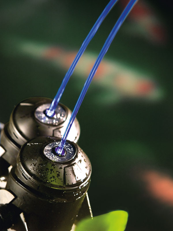 Nahaufnahme der Duesen Water Jet Lightning bei Nacht mit Wasserstrahl