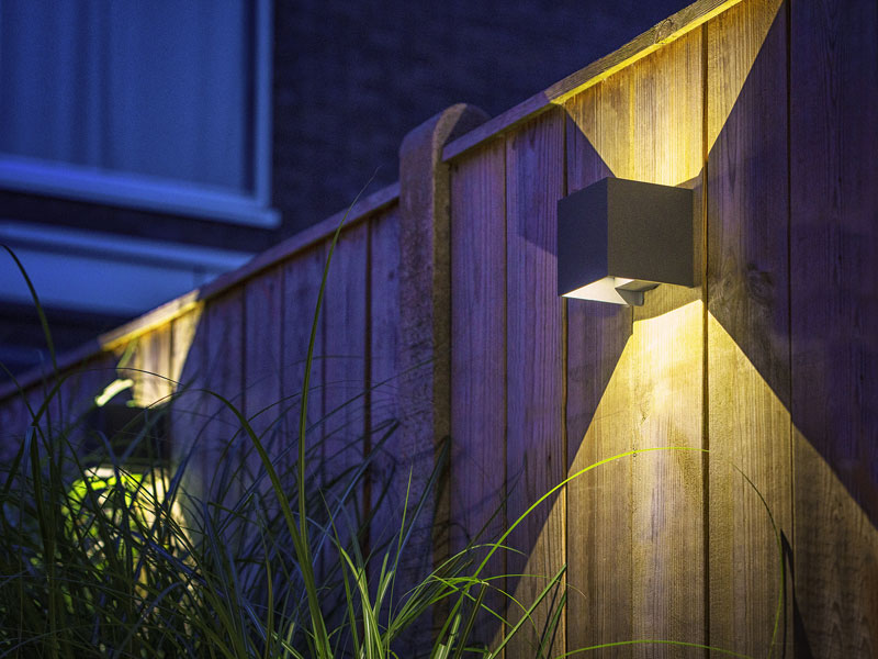 GardenLights Mauri am Holzzaun beleuchtet bei Nacht den Garten