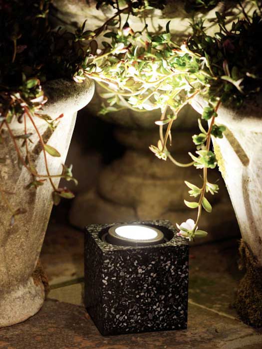 Garten-Spotstrahler Cylon zwischen zwei Töpfen Garten-Spotstrahler Cylon zwischen zwei Blumentoepfen auf der Terrasse