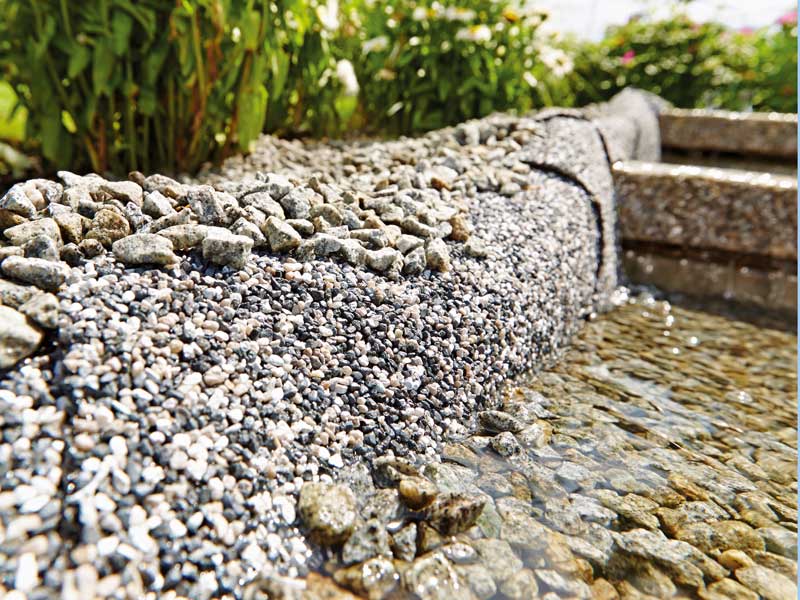 Steinfolie in der Farbe Granitgrau an einem Bachlauf