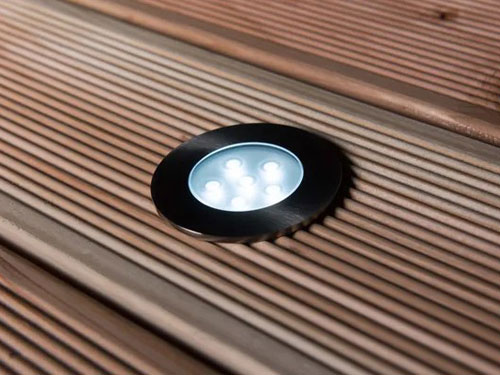 Einbauleuchte Brevus von GardenLights eingebaut in Holzterrasse