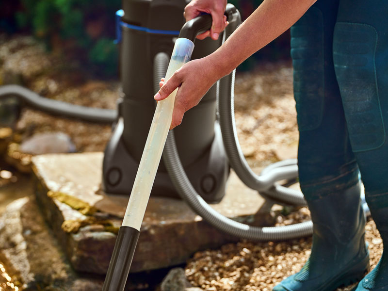 PondoVac 3 Nutzung an einem Teichufer