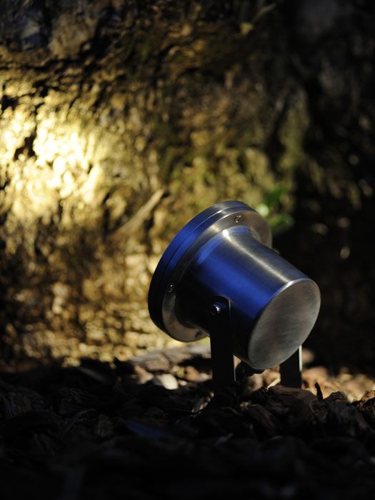 Spotstrahler Arigo beleuchtet bei Nacht einen Stein