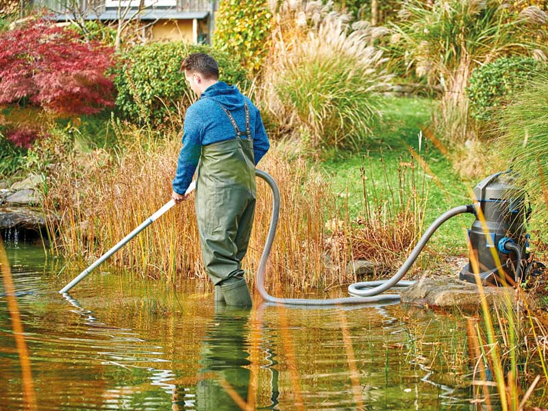 Kunde wendet Teichsauger an