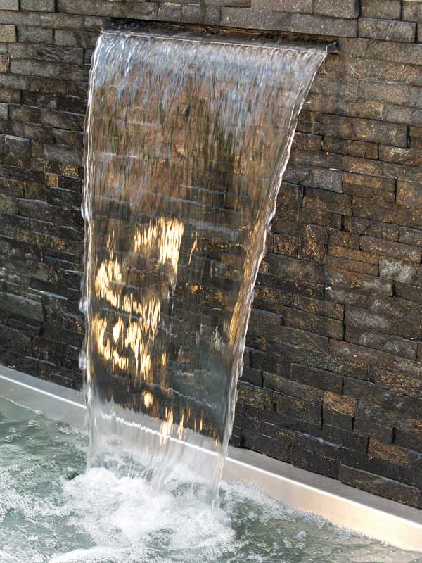 Waterfall 60 im Pool verbaut