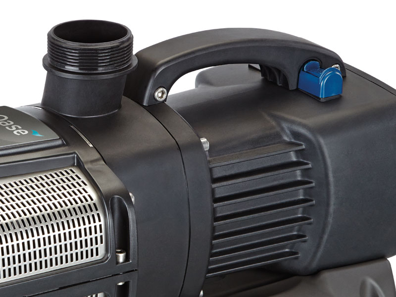 Nahaufnahme Anschluss und Griff der Aquarius ECO Expert 22000 von OASE