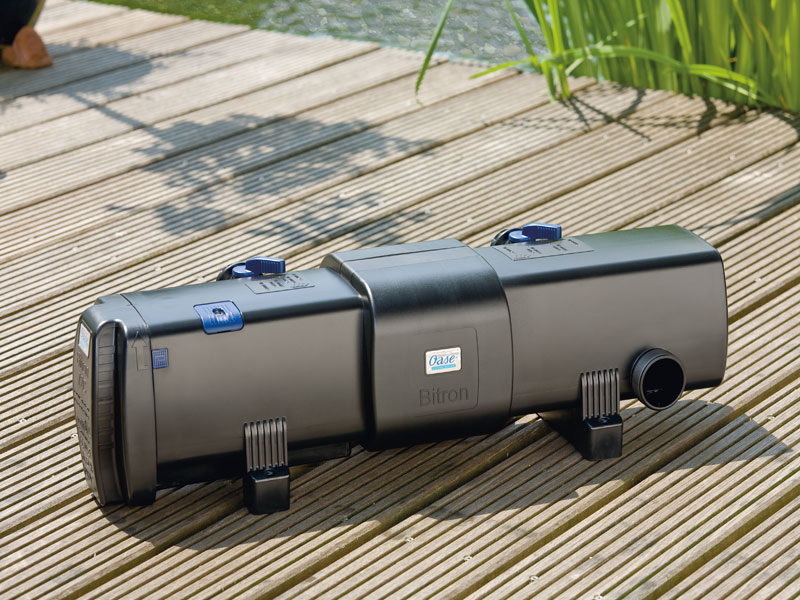 Bitron C 72 W von OASE auf einem Holzsteg