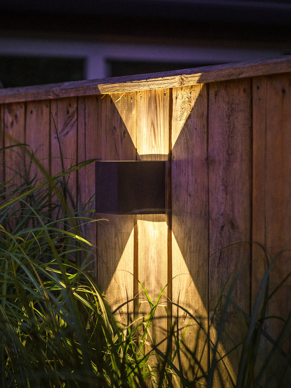 Schwarze Leuchte Mauri am Holzzaun bei Nacht