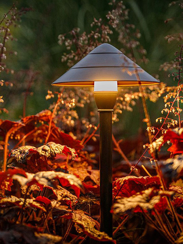 Ceto Sockelleuchte über Stauden