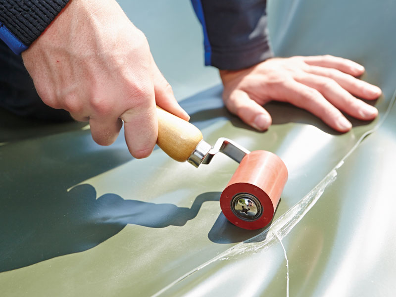 Folie wird mit PVC-Kleber verklebt und angedrueckt