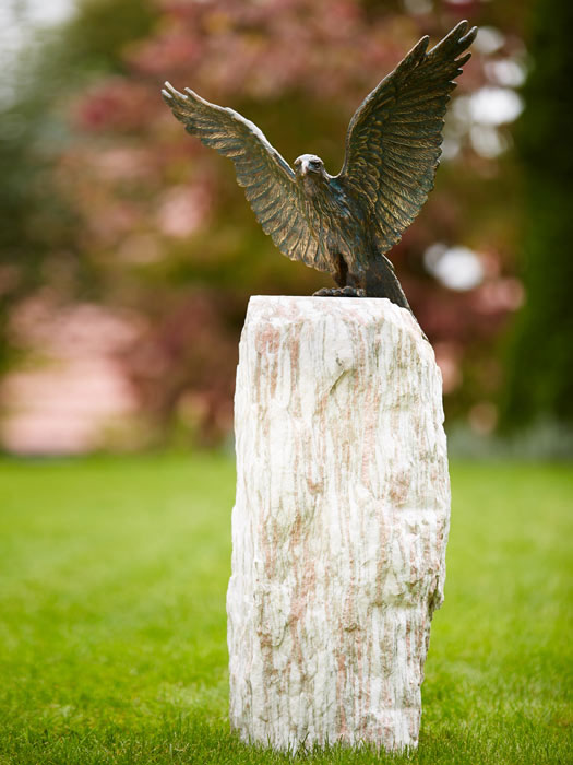 roter-milan-fluegel-offen Figur Roter Milan, Flügel offen auf Säule (Art.88877.1)