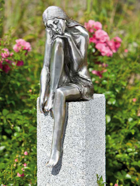 Alu-Figur Emanuelle auf Granitstele (Art.Nr. 88575alu)