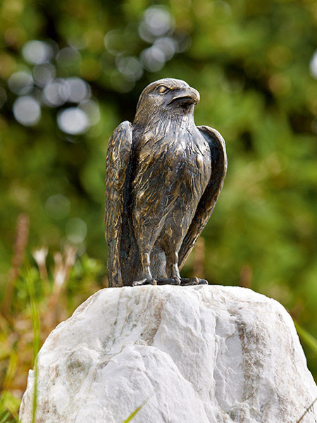 Bronzefigur Turmfalke auf Rosario-Findling (Art.88844)