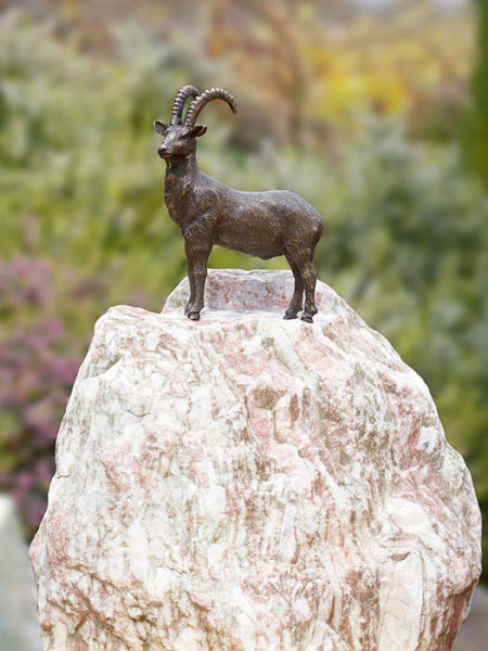 Bronzefigur Steinbock klein auf Findling (ArtNr. 88579.1)